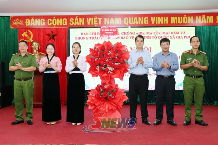 Đồng chí Phó Chủ tịch Thường trực HĐND tỉnh tặng hoa chúc mừng Ngày hội.
