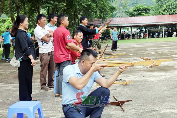 Kiểm tra công tác chuẩn bị ở phần thi bắn nỏ.