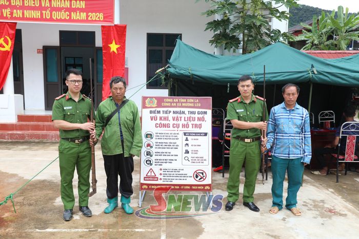 Công an xã Mường Lèo tuyên truyền vận động nhân dân tự nguyện giao nộp vũ khí vật liệu nổ, công cụ hỗ trợ và súng.