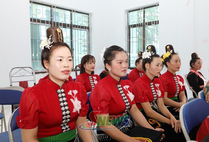 Nhân dân xã Mường Lèo tham dự ngày hội.