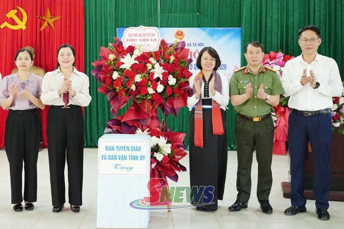 Đồng chí Trưởng ban Tuyên giáo và Dân vận Tỉnh ủy tặng hoa và quà chúc mừng xã Tà Hộc.