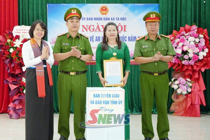 Đồng chí Trưởng ban Tuyên giáo và Dân vận Tỉnh ủy tặng hoa ra mắt mô hình “Giúp đỡ người lầm lỡ tái hòa nhập cộng đồng”.