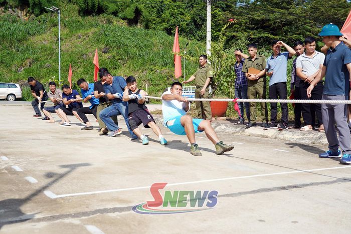Thi đấu môn kéo co tại ngày hội.