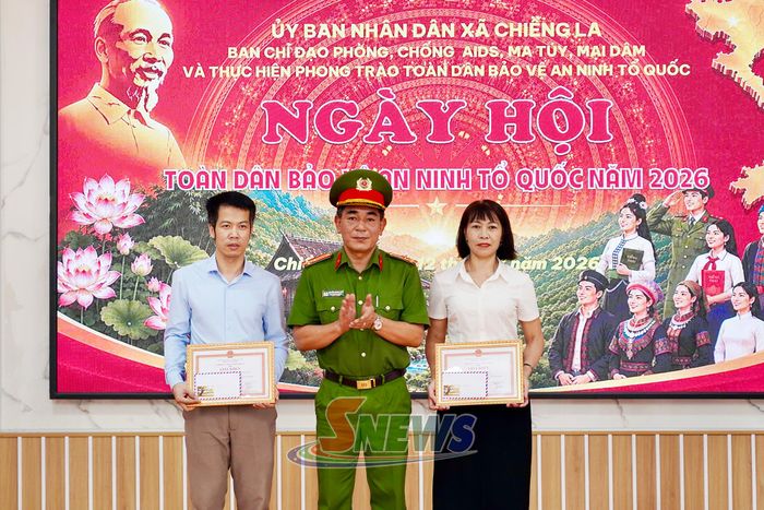 Các tập thể, cá nhân nhận giấy khen của Giám đốc Công an tỉnh.