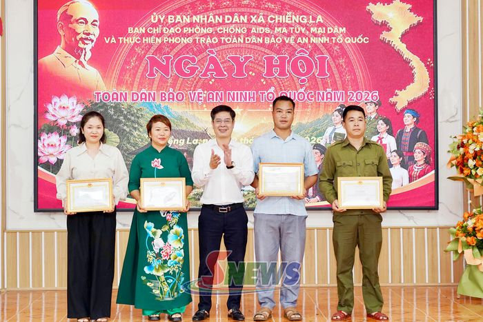 Các tập thể, cá nhận nhận giấy khen của UBND xã Chiềng La.