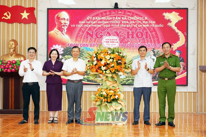Đồng chí Đào Tài Tuệ tặng hoa chúc mừng xã Chiềng La.