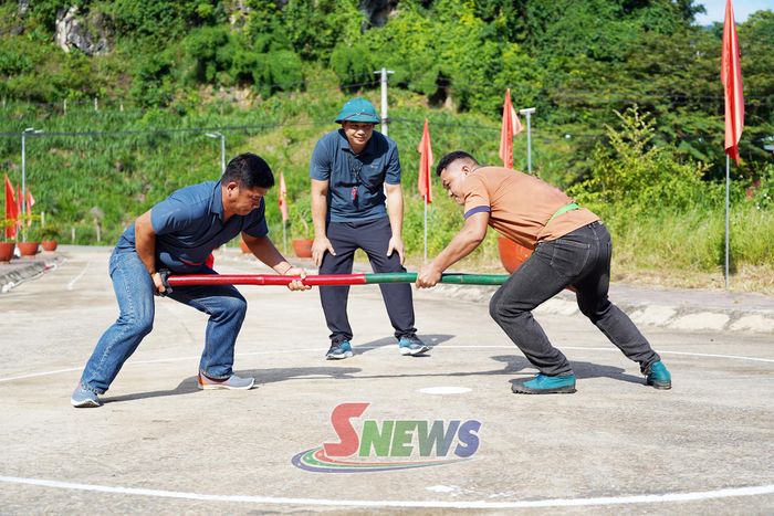Thi đấu môn đẩy gậy tại Ngày hội.