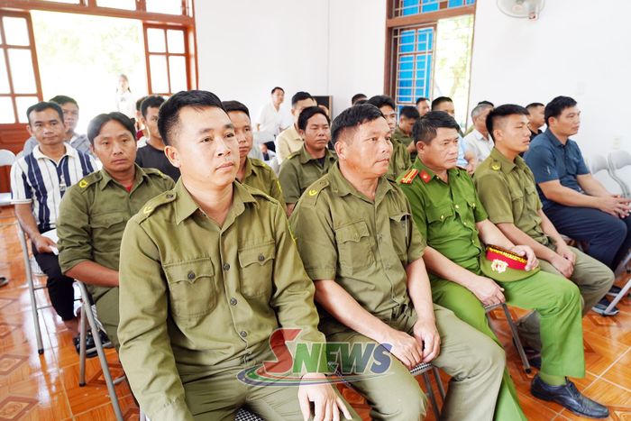 Lực lượng bảo vệ ANTT ở cơ sở cùng nhân dân dự Ngày hội.