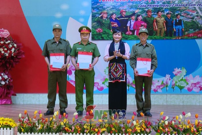 Đồng chí Trưởng ban Nội chính Tỉnh ủy tặng quà của Ban Thường vụ Tỉnh ủy cho các cá nhân có thành tích xuất sắc trong phong trào Toàn dân bảo vệ ANTQ.
