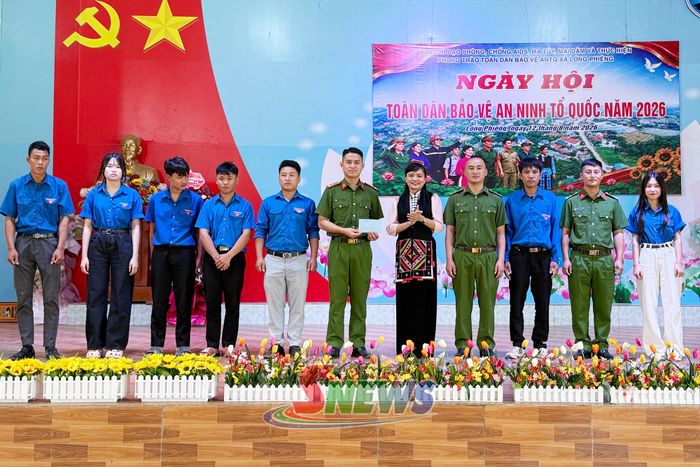 Đồng chí Trưởng ban Nội chính Tỉnh ủy tặng quà Đội thanh niên xung kích vì nhân dân phục vụ.
