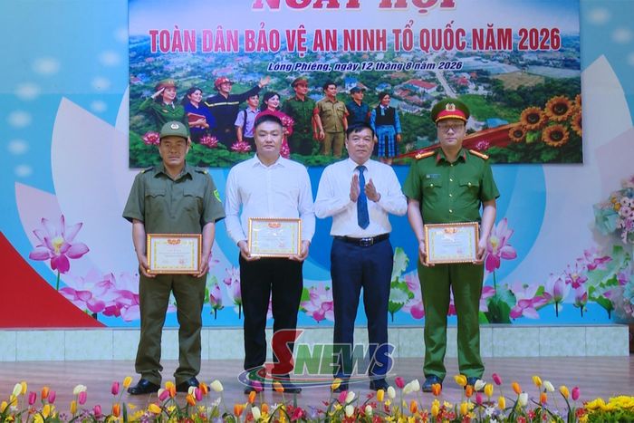 Chủ tịch UBND xã Lóng Phiêng tặng giấy khen cho các tập thể có thành tích xuất sắc trong phong trào Toàn dân bảo vệ an ninh Tổ quốc năm 2026.