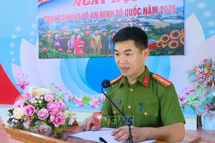 Lãnh đạo Công an xã Lóng Phiêng báo cáo kết quả công tác xây dựng phong trào Toàn dân bảo vệ an ninh Tổ quốc.