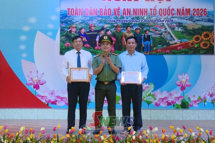 Lãnh đạo Công an tỉnh tặng giấy khen cho các tập thể, cá nhân.