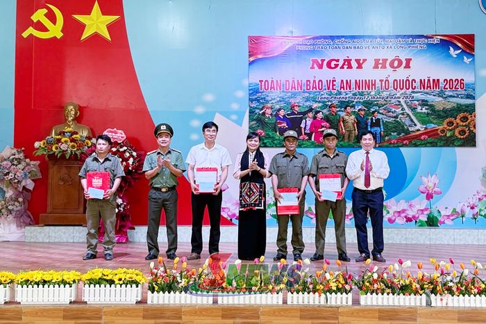 Đồng chí Trưởng ban Nội chính Tỉnh ủy tặng quà của Ban Thường vụ Tỉnh ủy cho các tập thể có thành tích xuất sắc trong phong trào Toàn dân bảo vệ ANTQ.