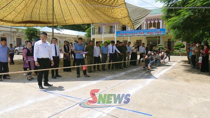 Các bản tham gia thi kéo co tại Ngày hội.
