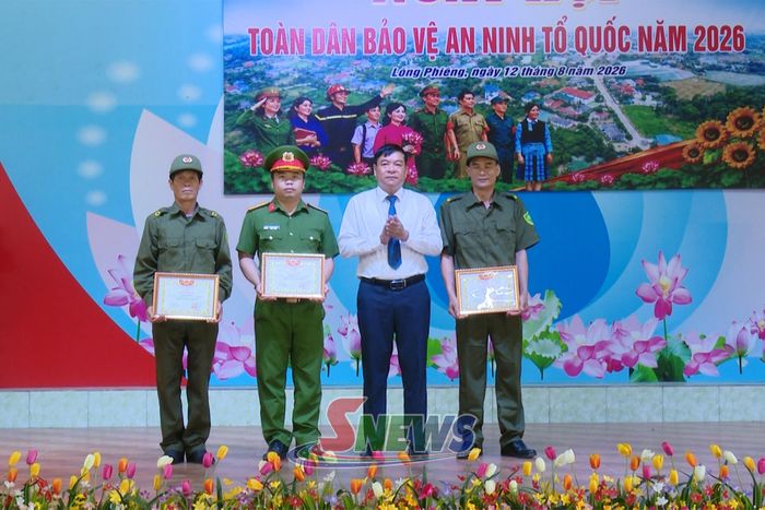 Chủ tịch UBND xã Lóng Phiêng tặng giấy khen cho các cá nhân có thành tích xuất sắc trong phong trào Toàn dân bảo vệ an ninh Tổ quốc năm 2026.