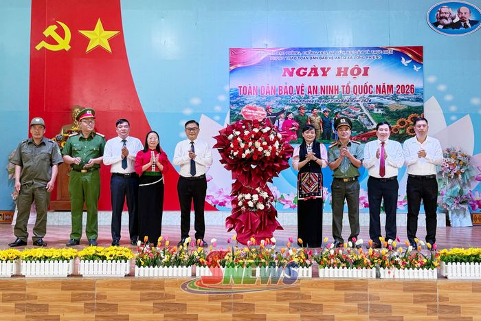 Đồng chí Trưởng ban Nội chính Tỉnh ủy tặng hoa của Tỉnh ủy, HĐND, UBND, UBMTTQ Việt Nam tỉnh cho xã Lóng Phiêng.