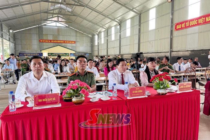 Các đại biểu dự Ngày hội Toàn dân bảo vệ ANTQ năm 2026 tại xã Lóng Phiêng.