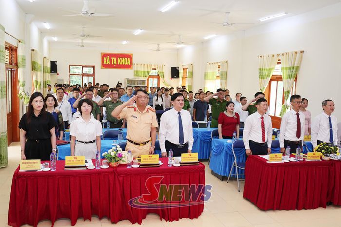 Các đại biểu thực hiện nghi lễ chào cờ.