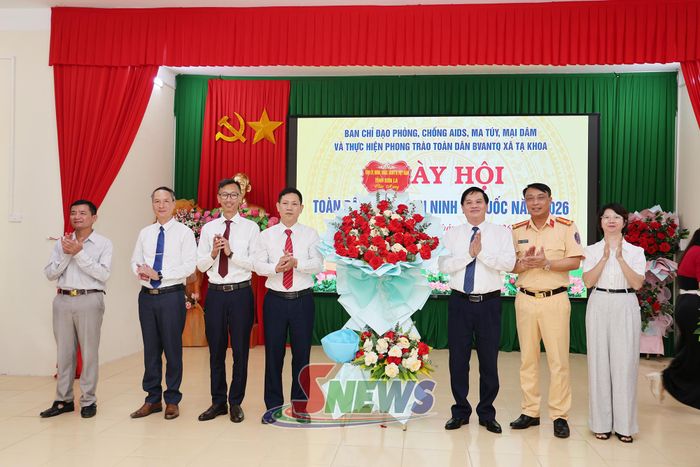 Đồng chí Nguyễn Mạnh Hùng tặng hoa và quà chúc mừng xã Tạ Khoa.