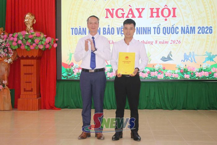Lãnh đạo xã Tạ Khoa trao quyết định thành lập mô hình “Nhân dân bản Phúc đoàn kết tự phòng, tự quản về an ninh trật tự”.