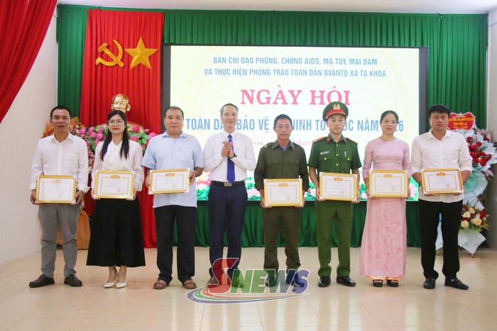 Các tập thể, cá nhân nhận giấy khen của Chủ tịch UBND xã Tạ Khoa.
