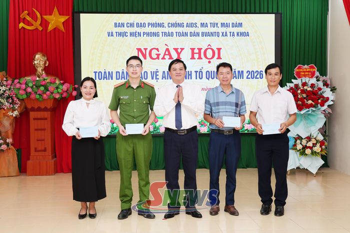 Đồng chí Nguyễn Mạnh Hùng trao quà của tỉnh cho các tập thể, cá nhân.
