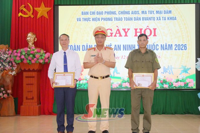 Các tập thể, cá nhân nhận giấy khen của Giám đốc Công an tỉnh.