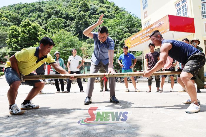 Các đội thi đẩy gậy tại ngày hội.