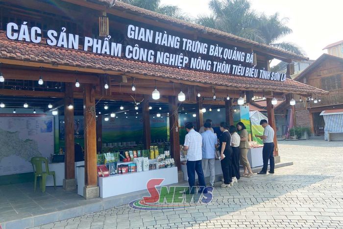 Gian hàng trưng bày, quảng bá các sản phẩm công nghiệp nông thôn tiêu biểu tỉnh Sơn La tại phố đi bộ, phường Thảo Nguyên.