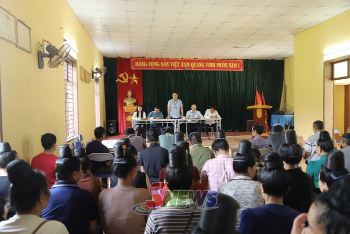 Đoàn công tác của UBND xã Mường É họp đối thoại với nhân dân bản Cại Kéo.