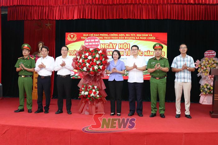 Đồng chí Chủ nhiệm Ủy ban Kiểm tra Tỉnh ủy tặng hoa chúc mừng Ngày hội.