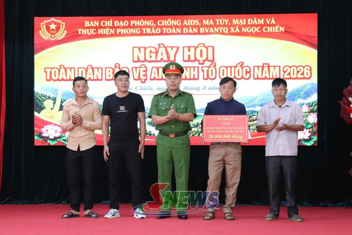 Lãnh đạo Công an tỉnh chuyển trao quà của Bộ Công an cho Tổ xe ôm Hoa hướng dương.