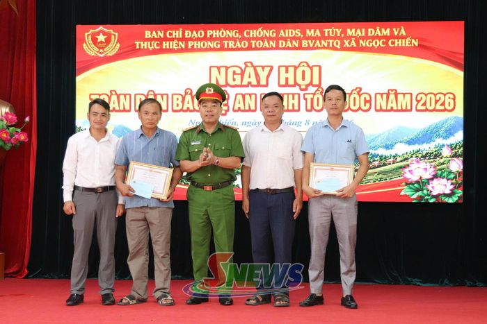 Lãnh đạo Công an tỉnh tặng giấy khen cho các tập thể, cá nhân.