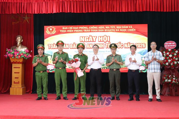 Lãnh đạo xã Ngọc Chiến biểu dương tập thể Công an xã Ngọc Chiến.