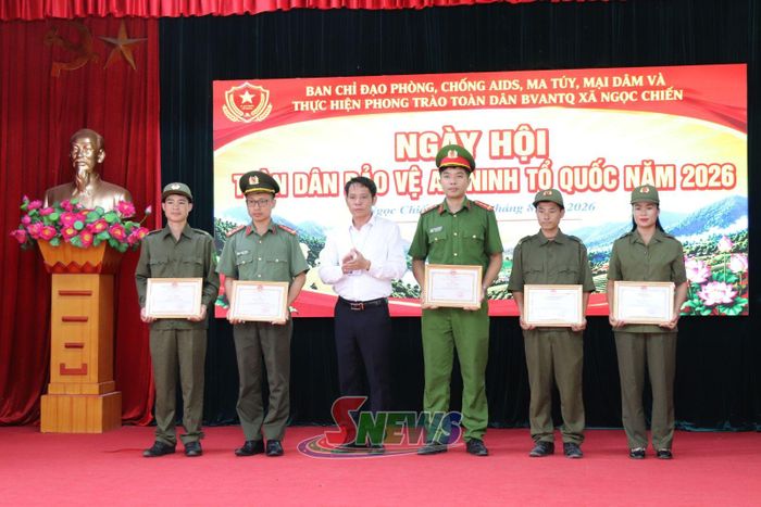Lãnh đạo UBND xã Ngọc Chiến tặng giấy khen cho các cá nhân có thành tích xuất sắc.