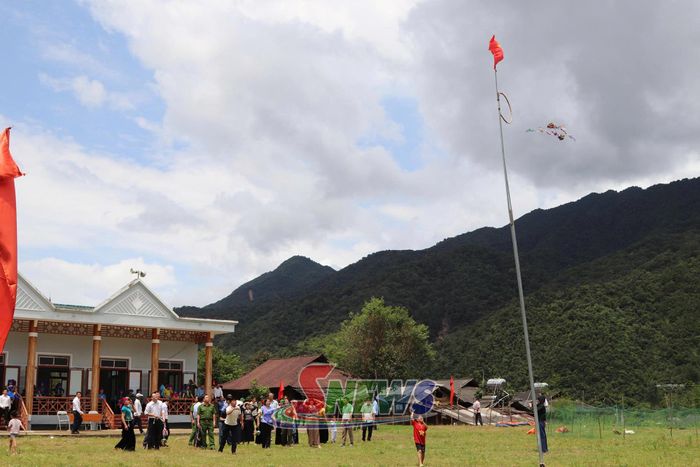 Các đại biểu và nhân dân tham gia ném còn.