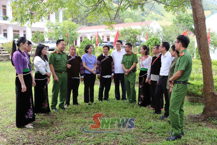 Các đại biểu trao đổi bên lề ngày hội.