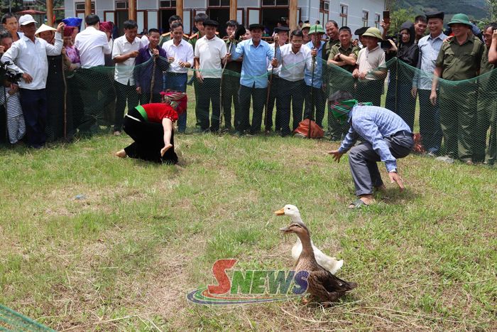Nhân dân tham gia trò chơi bịt mắt bắt vịt.