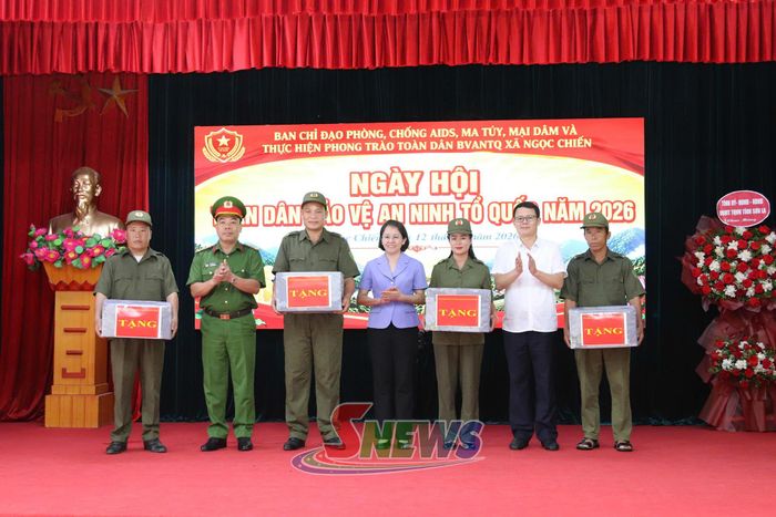 Đồng chí Chủ nhiệm Ủy ban Kiểm tra Tỉnh ủy, lãnh đạo Công an tỉnh, xã Mường La chuyển trao quà của Tỉnh ủy, HĐND, UBND, Ủy ban MTTQ Việt Nam tỉnh cho các tập thể.