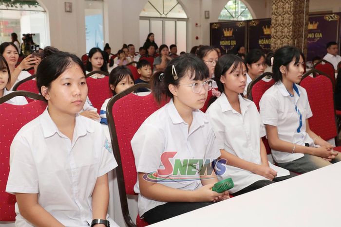 Các em học sinh tham dự Hội nghị.