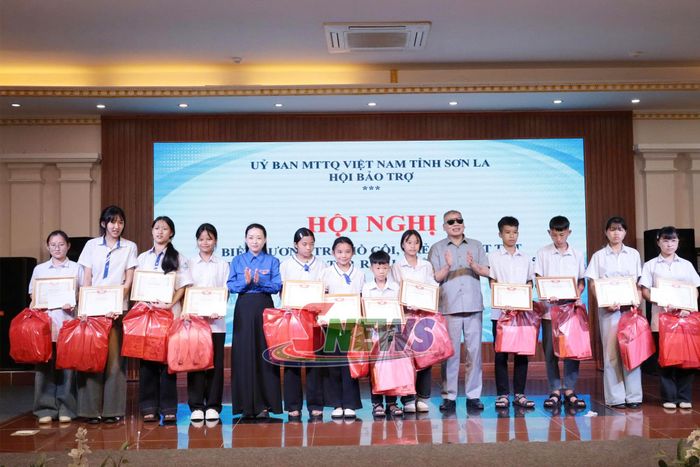 Lãnh đạo Hội Bảo trợ tỉnh và Tỉnh đoàn trao giấy khen và quà cho các em học sinh.