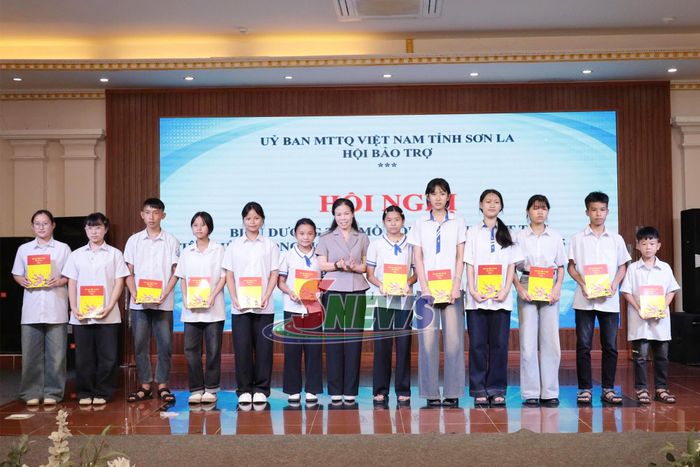 Hội Khuyến học tỉnh trao học bổng cho các em học sinh vượt khó tiêu biểu.
