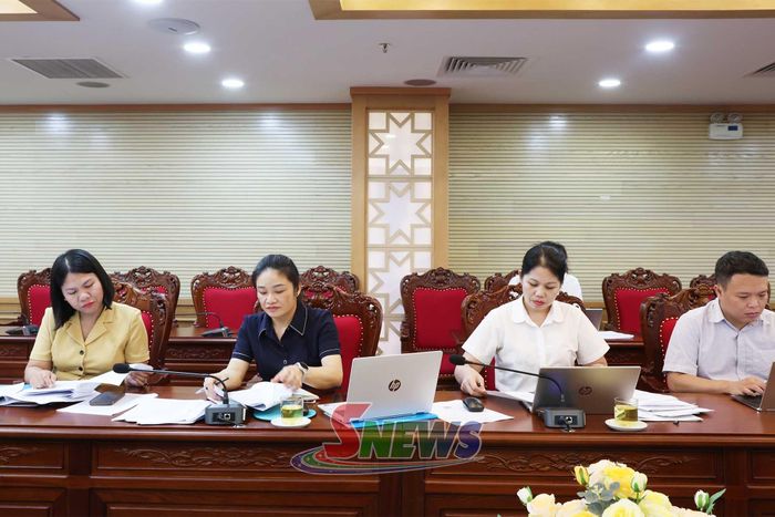 Các đại biểu tham dự chương trình làm việc.