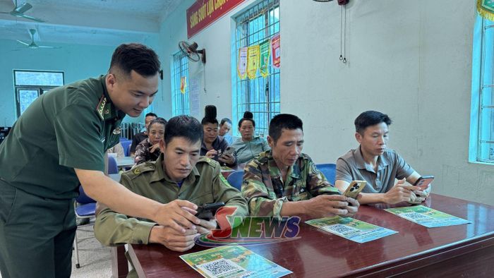 Cán bộ Đồn Biên phòng Mường Lạn hỗ trợ người dân cài đặt “Hòm thư điện tử tiếp nhận tin báo tố giác tội phạm ẩn danh”.