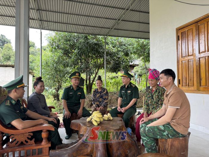 Cán bộ Đồn Biên phòng Mường Lạn thường xuyên xuống địa bàn tuyên truyền pháp luật đến người dân.