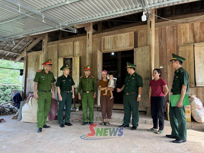 Cán bộ Đồn Biên phòng Chiềng Sơn và Công an xã nắm bắt được tâm tư nguyện vọng của bà con biên giới.