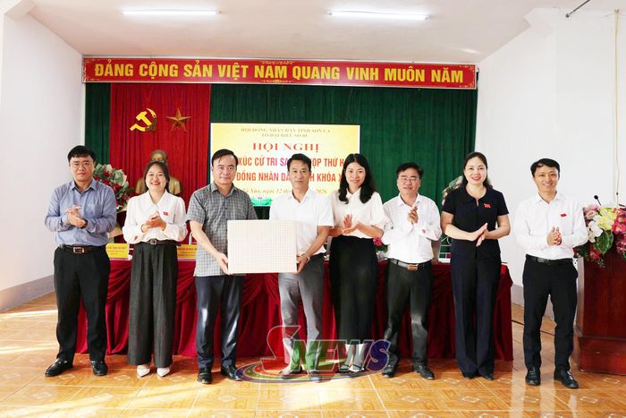 Tổ đại biểu số 5, HĐND tỉnh tặng quà cho xã Tà Xùa