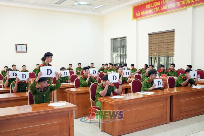 Các thí sinh trả lời câu hỏi của Ban tổ chức