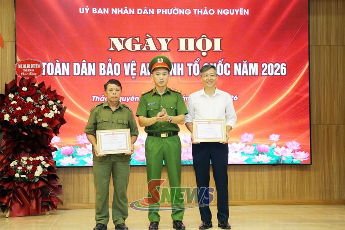 Lãnh đạo Công an tỉnh tặng giấy khen cho các cá nhân.